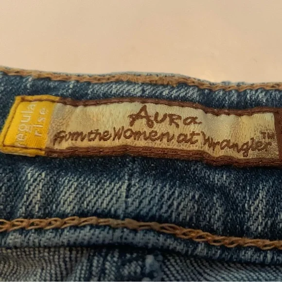 Wrangler Aura Woman’s Medium Washed Lightly Distressed Jeans 12 Regular Short - Picture 5 of 15